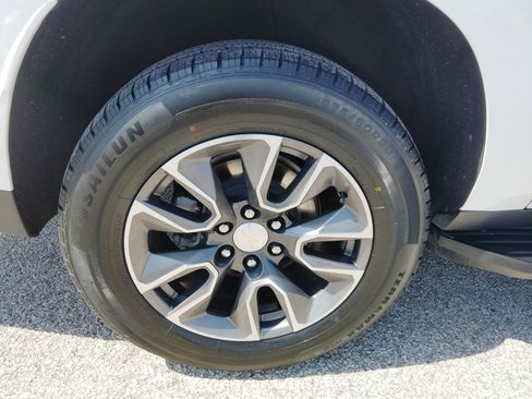 Used 2024 Chevrolet Suburban LT w/ Luxury Package image 9