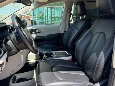 Used 2024 Chrysler Pacifica Touring-L FWD image 10
