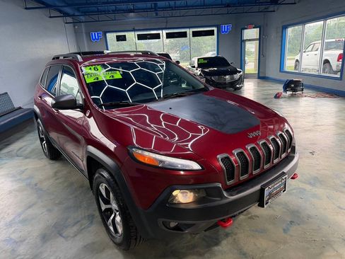 Used 2016 Jeep Cherokee Trailhawk w/ Leather Interior Group AWD/4WD image 11