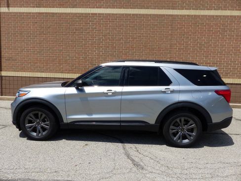 Used 2021 Ford Explorer XLT w/ Equipment Group 202A AWD/4WD image 5