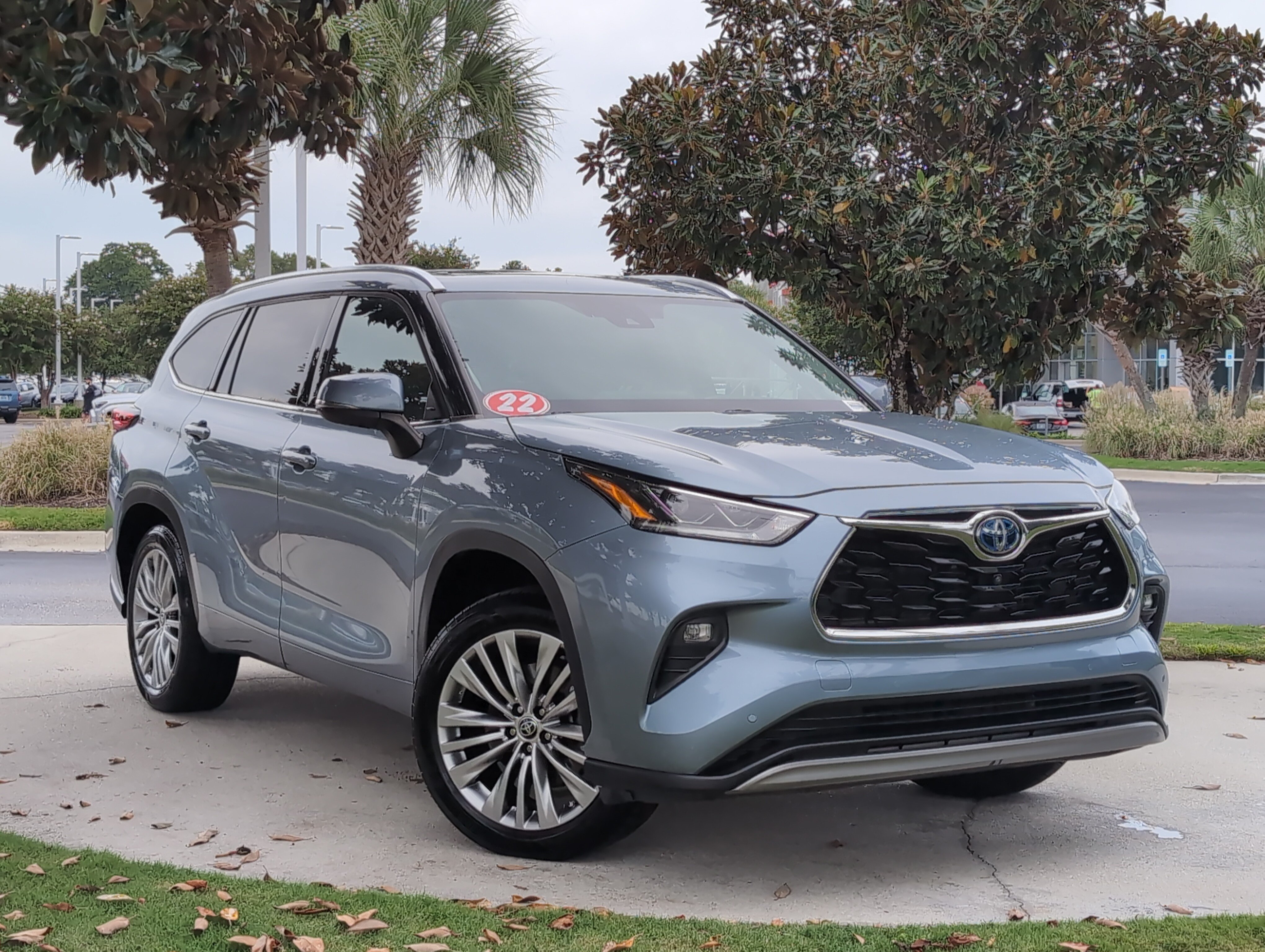 Used 2022 Toyota Highlander Platinum FWD image 2
