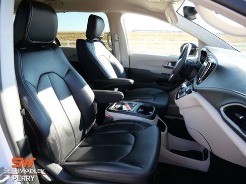 Used 2024 Chrysler Pacifica Touring-L image 21