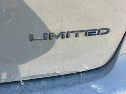 Used 2025 Chrysler Pacifica Limited image 7