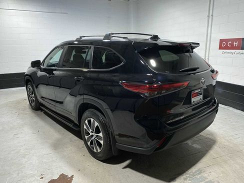 Used 2023 Toyota Highlander XLE image 4