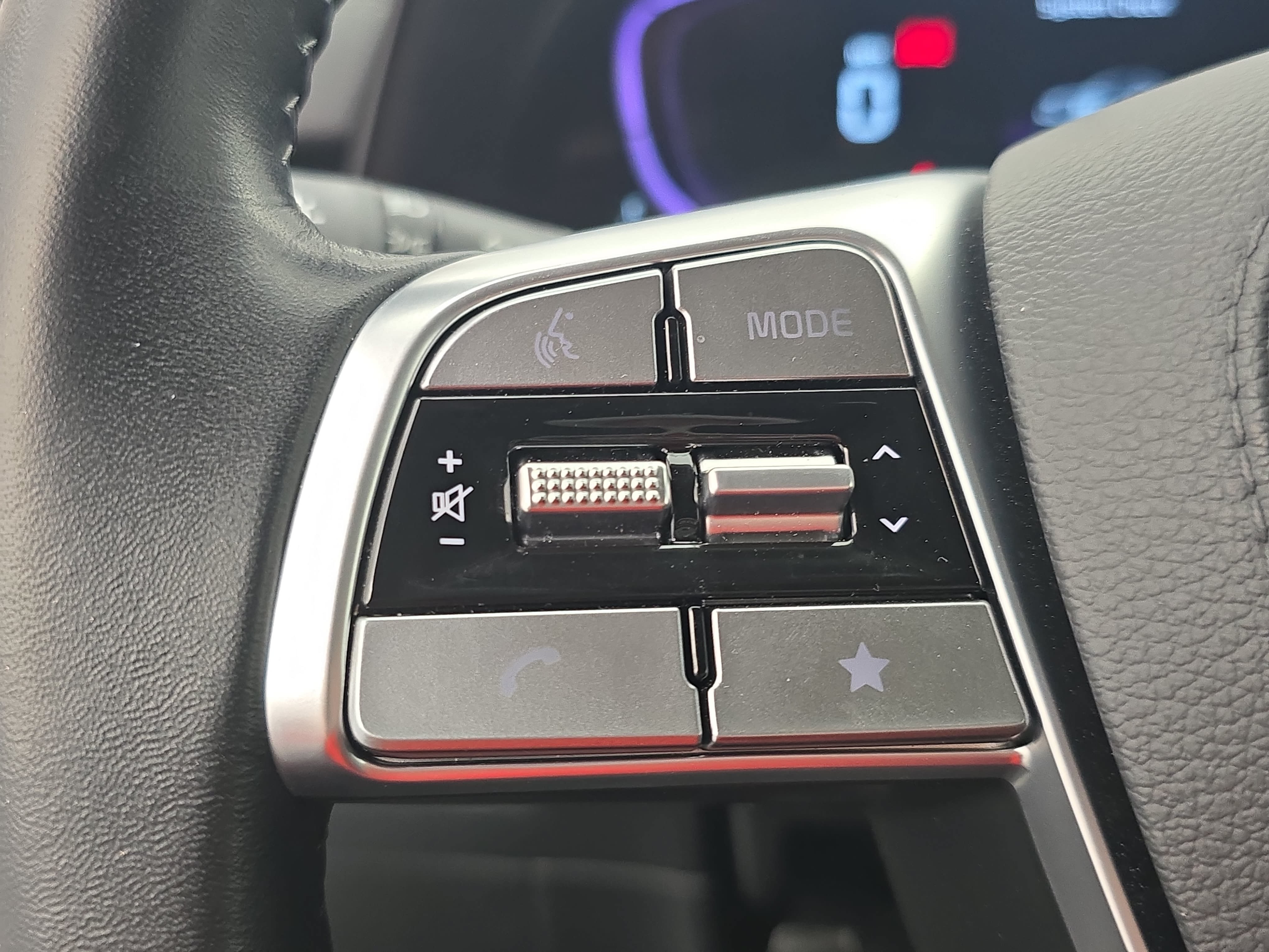Used 2025 Kia Telluride EX w/ EX Captain's Chair Package FWD image 18