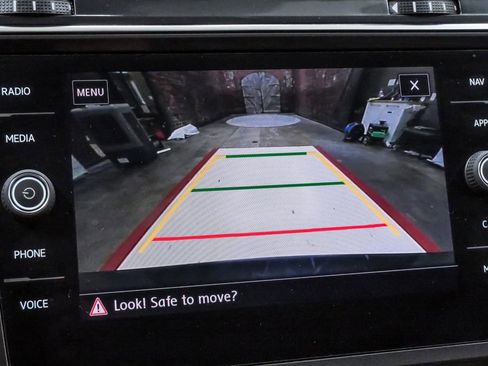 Used 2018 Volkswagen Tiguan SEL FWD image 25