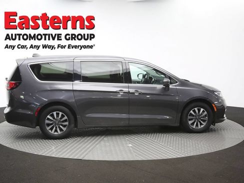 Used 2022 Chrysler Pacifica Touring-L w/ Uconnect Theater Family Group FWD image 45