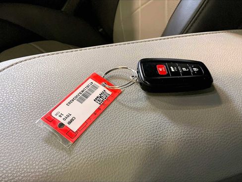 Used 2018 Toyota Camry XLE FWD image 13
