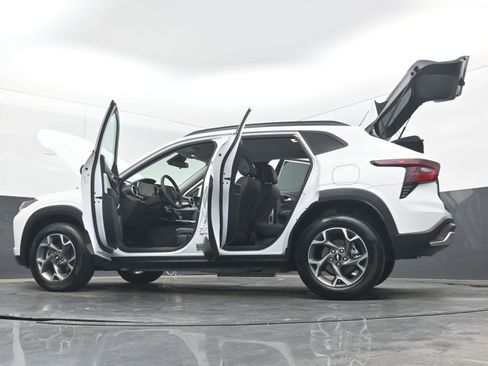 Used 2025 Chevrolet Trax LT FWD image 49