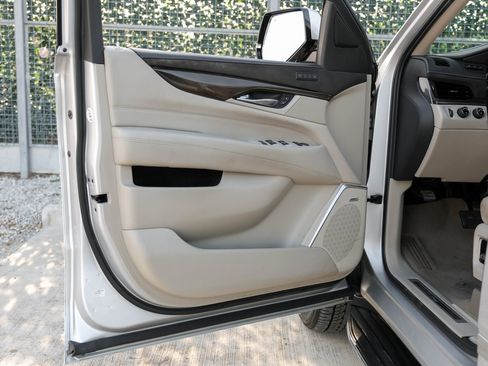 Used 2020 Cadillac Escalade ESV Luxury image 37