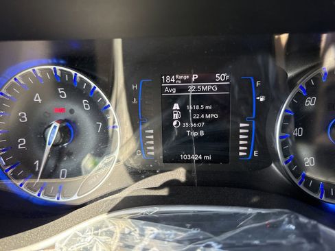 Used 2022 Chrysler Voyager LX image 12