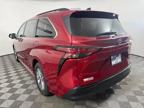 Used 2021 Toyota Sienna LE w/ LE Plus Package FWD image 4