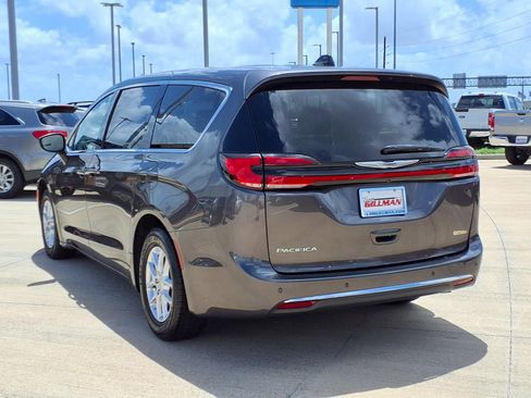 Used 2023 Chrysler Pacifica Touring-L FWD image 2