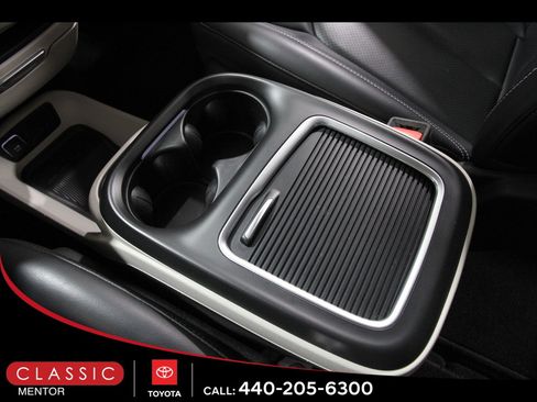 Used 2023 Chrysler Pacifica Touring-L image 15