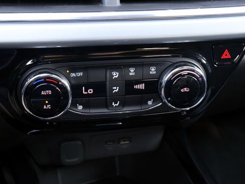 Used 2025 Chevrolet Trax LT w/ LT Convenience Package FWD image 32