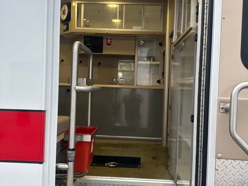 Used 2011 Chevrolet Express 4500 w/ Ambulance Package RWD image 39