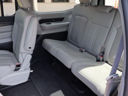Used 2024 Jeep Wagoneer Series II AWD/4WD image 17