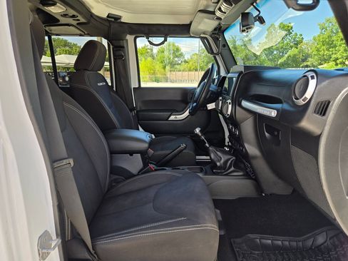 Used 2015 Jeep Wrangler Unlimited Rubicon w/ Connectivity Group AWD/4WD image 27
