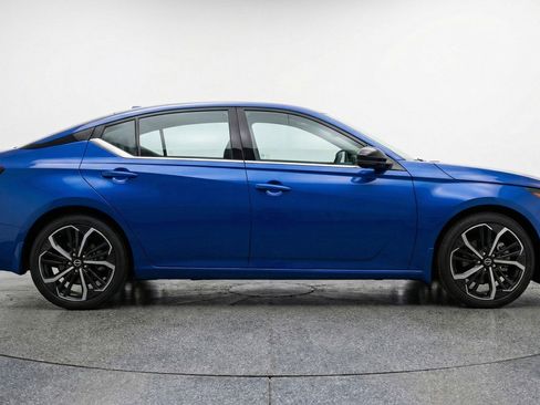 Used 2025 Nissan Altima 2.5 SR image 11