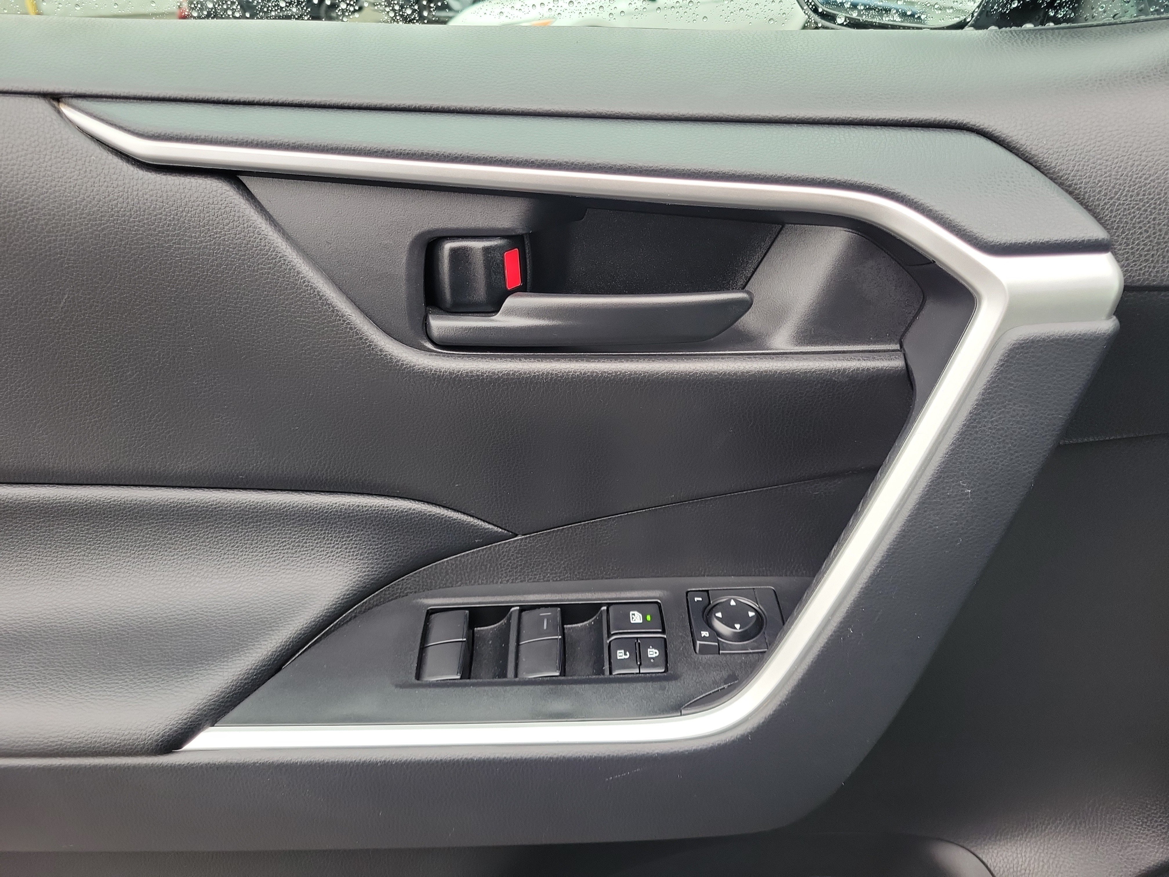 Used 2025 Toyota RAV4 LE AWD/4WD image 17