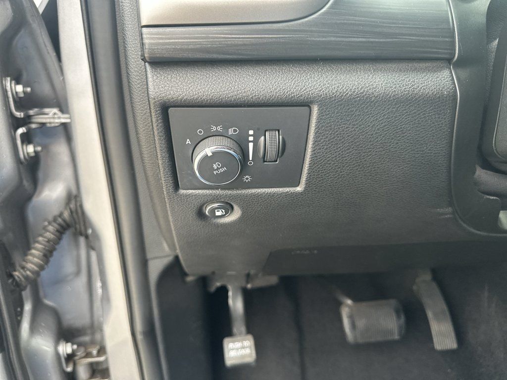Used 2021 Jeep Grand Cherokee Laredo RWD image 17