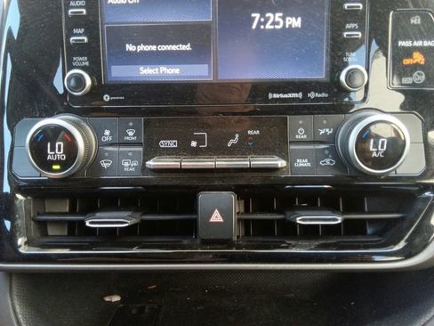 Used 2020 Toyota Highlander LE FWD image 26