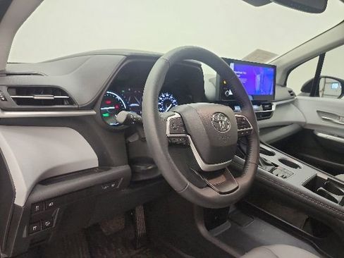 Used 2025 Toyota Sienna XLE FWD image 40