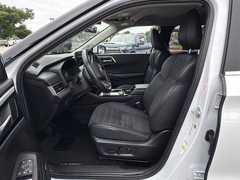 Used 2025 Mitsubishi Outlander SE FWD image 13