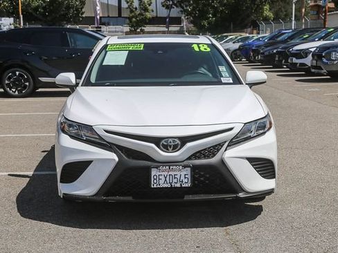 Used 2018 Toyota Camry SE w/ Moonroof Package FWD image 3