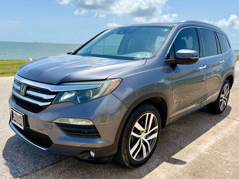 Used 2017 Honda Pilot Touring image 1