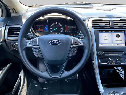 Used 2017 Ford Fusion SE w/ Fusion SE Technology Package FWD image 5