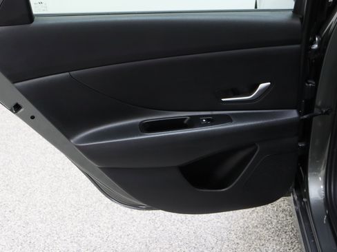 Used 2025 Hyundai Elantra SE image 24