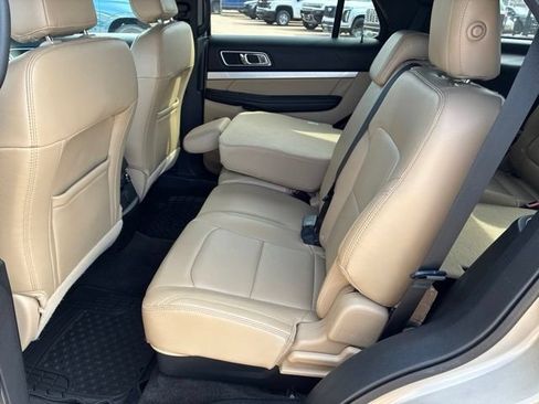 Used 2017 Ford Explorer XLT w/ Equipment Group 202A FWD image 11