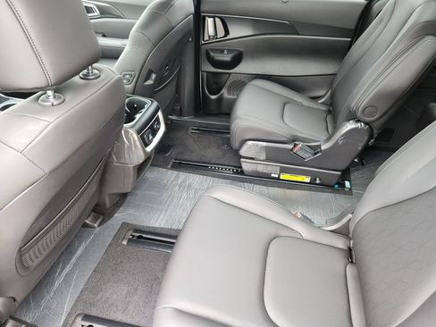 New 2027 Kia Carnival SX w/ Dark Edition Package FWD image 9