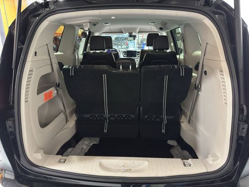 Used 2024 Chrysler Pacifica Touring-L image 22