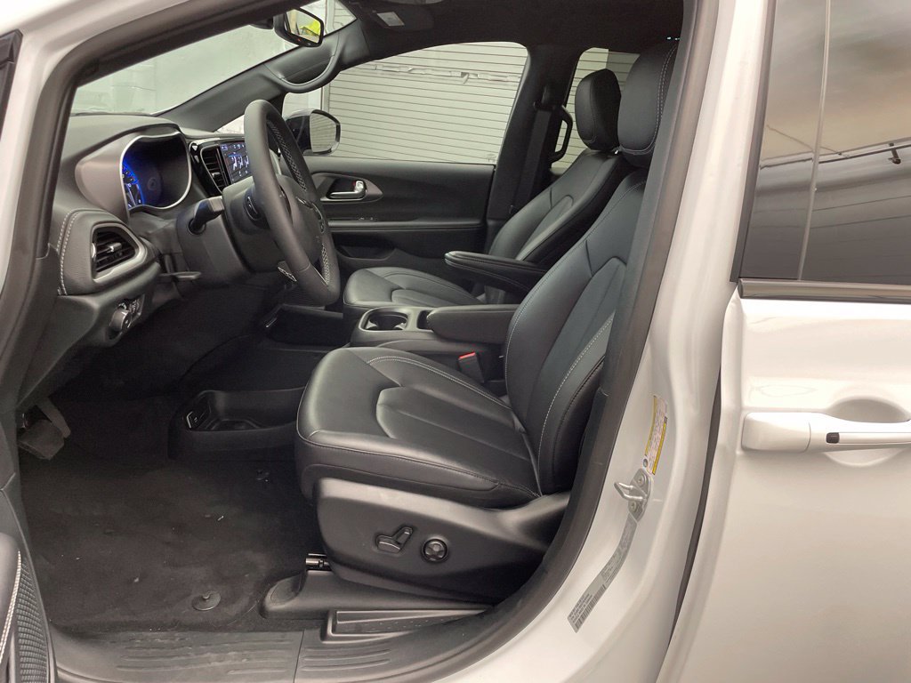 New 2026 Chrysler Pacifica Select FWD image 15