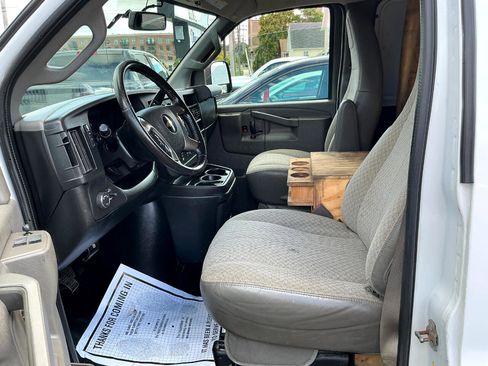 Used 2019 Chevrolet Express 3500 w/ Driver Convenience Package image 10