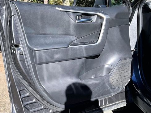 Used 2021 Toyota RAV4 XLE image 17