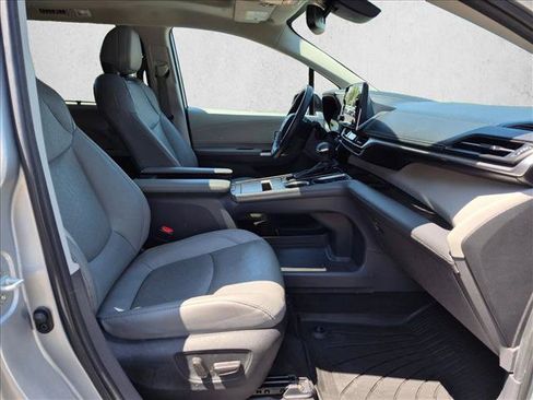 Used 2022 Toyota Sienna Limited FWD image 19