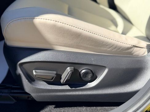 Used 2023 Toyota Crown Limited image 9