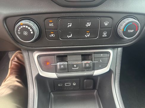 Used 2024 GMC Terrain SLE FWD image 24