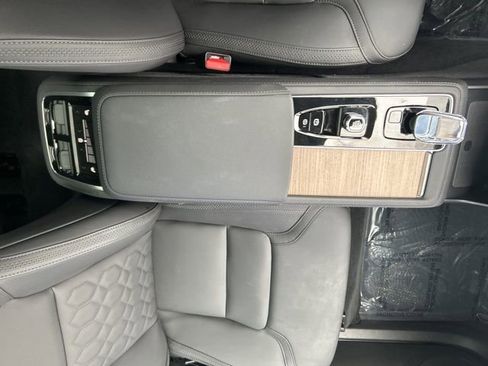 Used 2025 Volvo XC90 B5 Plus image 23