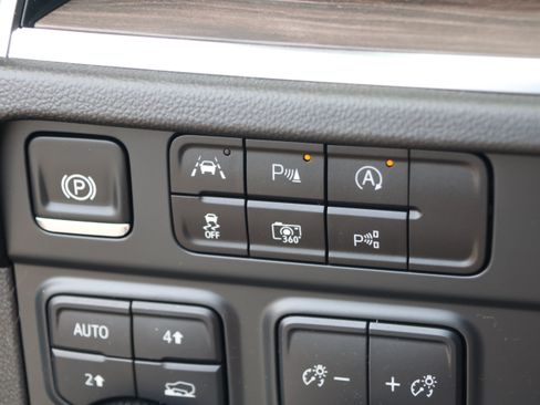 Used 2025 Chevrolet Tahoe Premier AWD/4WD image 15