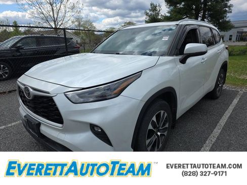 Used 2022 Toyota Highlander XLE AWD/4WD image 1