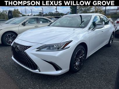 New 2025 Lexus ES 300h w/ Luxury Package