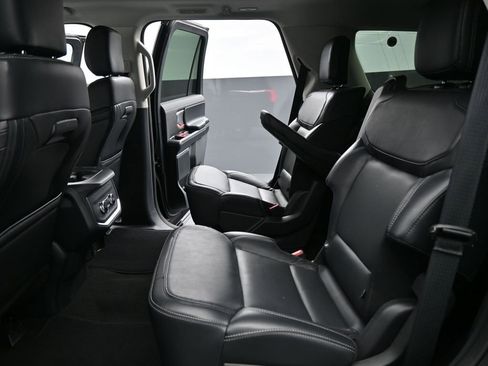 Certified 2025 Ford Expedition Platinum image 18