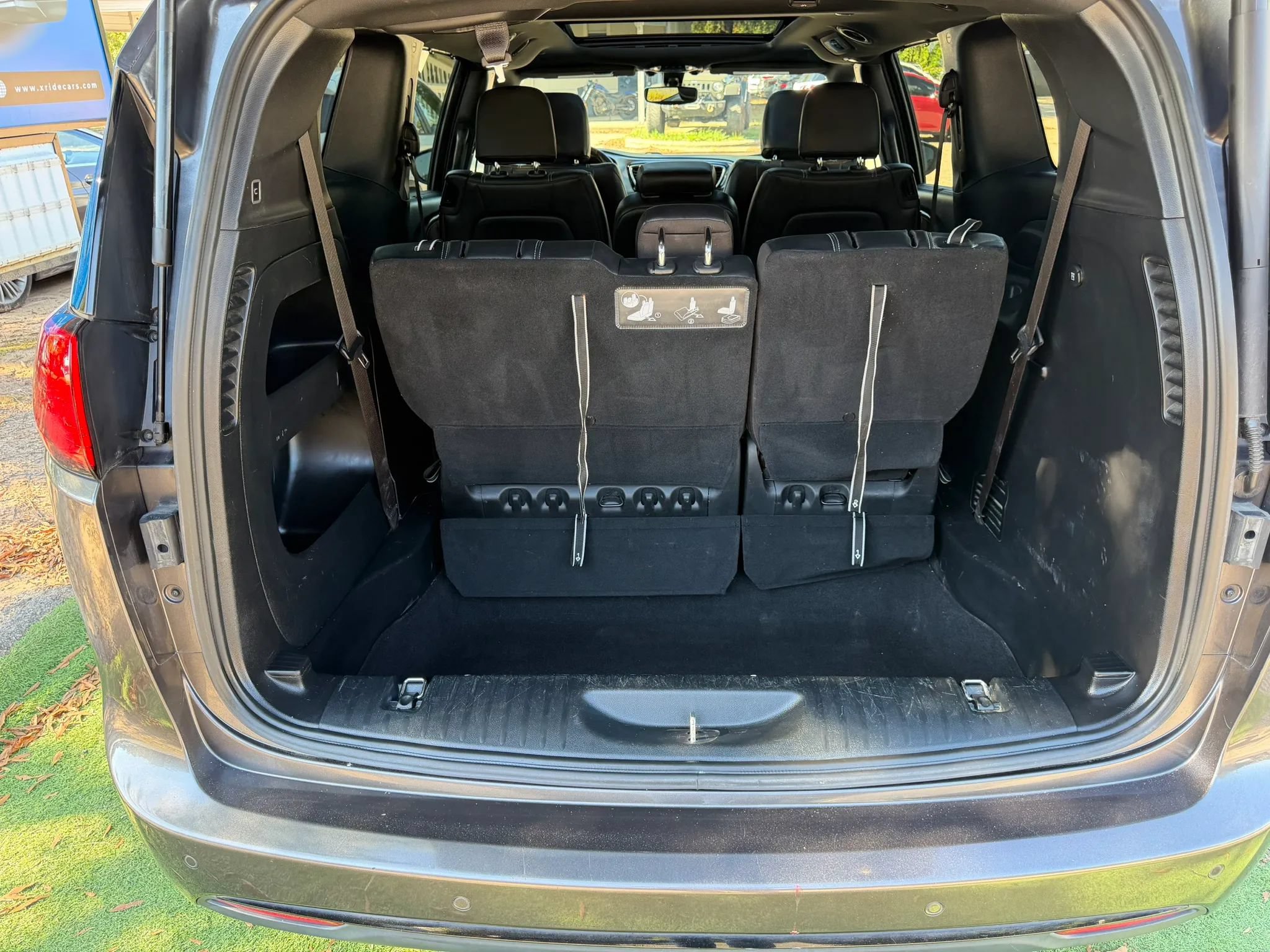 Used 2020 Chrysler Pacifica Touring-L w/ S Appearance Package FWD image 5