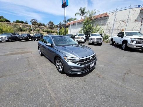 Used 2024 Volkswagen Jetta SE FWD image 2