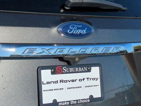 Used 2018 Ford Explorer XLT image 11