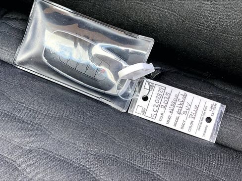 Used 2025 Nissan Pathfinder SV image 14